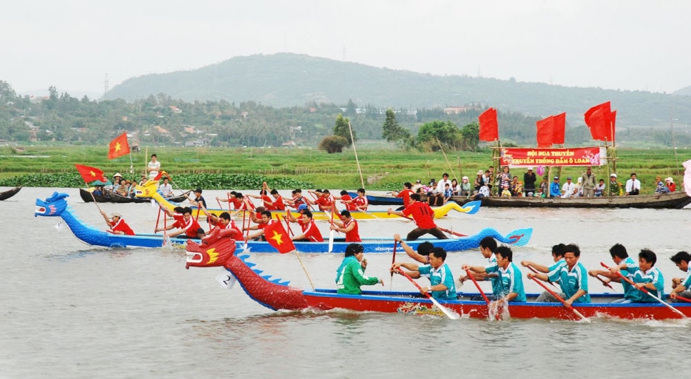 Lễ hội đua thuyền sinh động trong lễ hội đầm Ô Loan